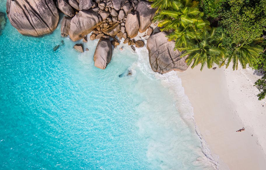 Strand Frau Seychellen nach Safari Seychellen Badeferien