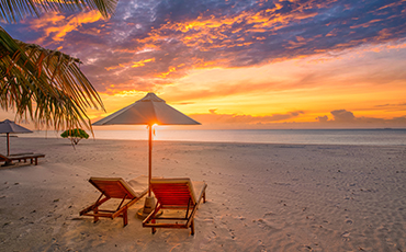Sonnenstühle Strand Seychellen 
