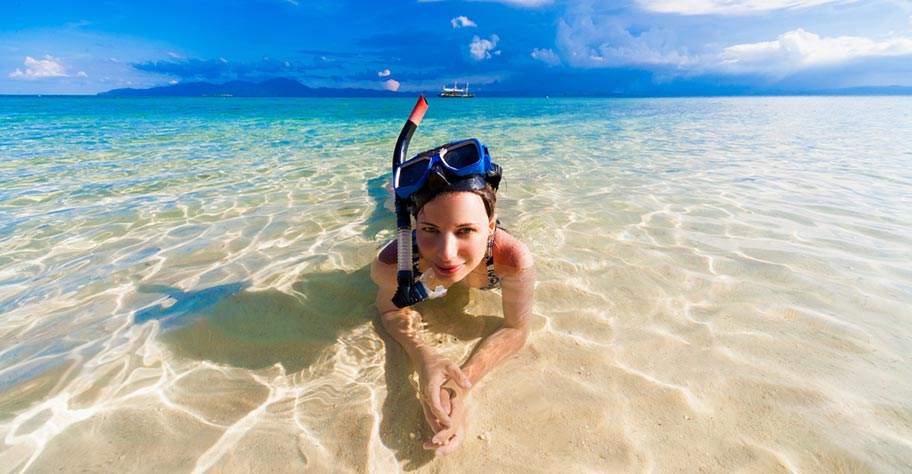 Frau Seychellen Reisen Schnorcheln Strand Maske