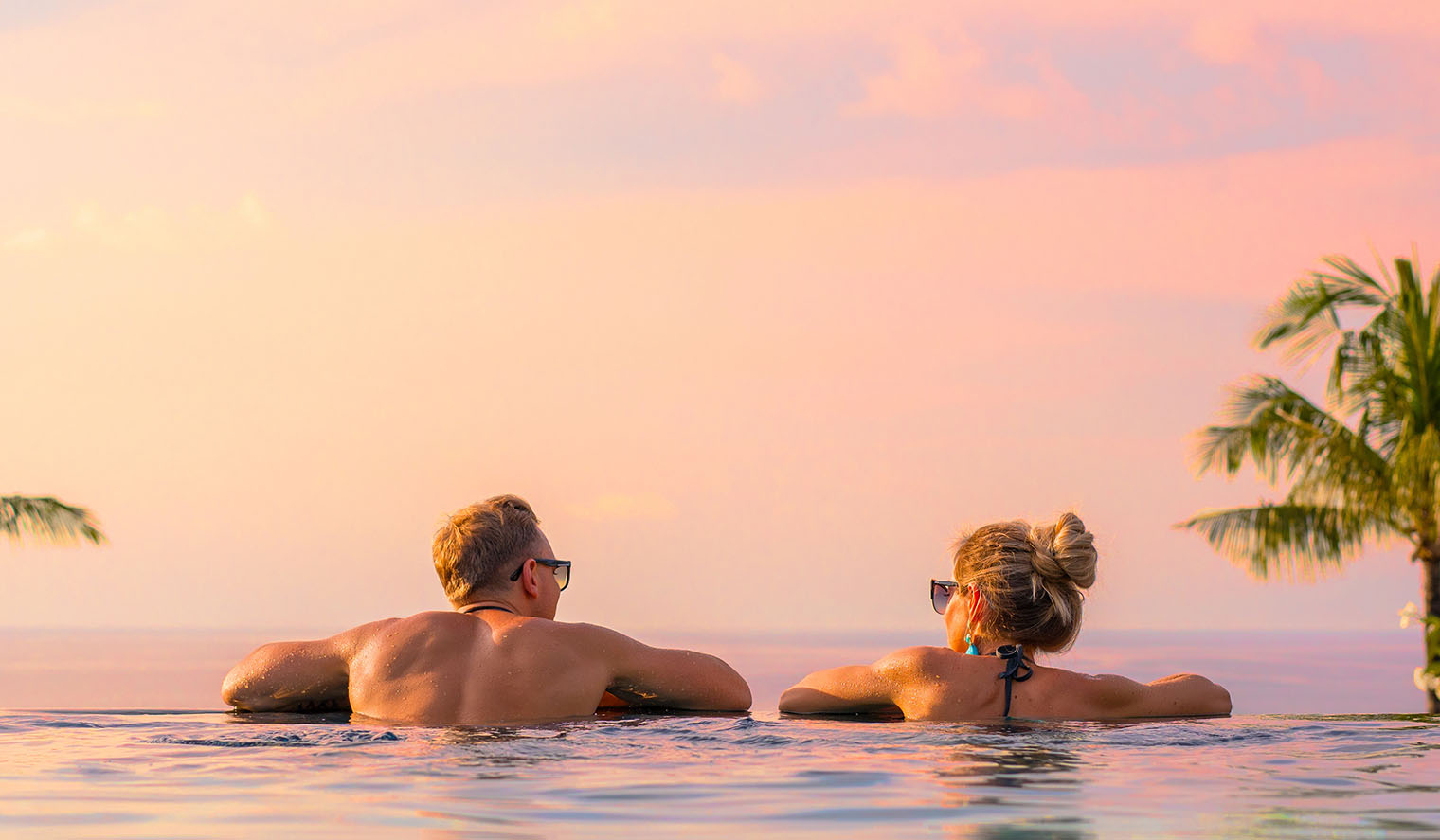 Paar am Infinity Pool auf Platte Island Seychellen